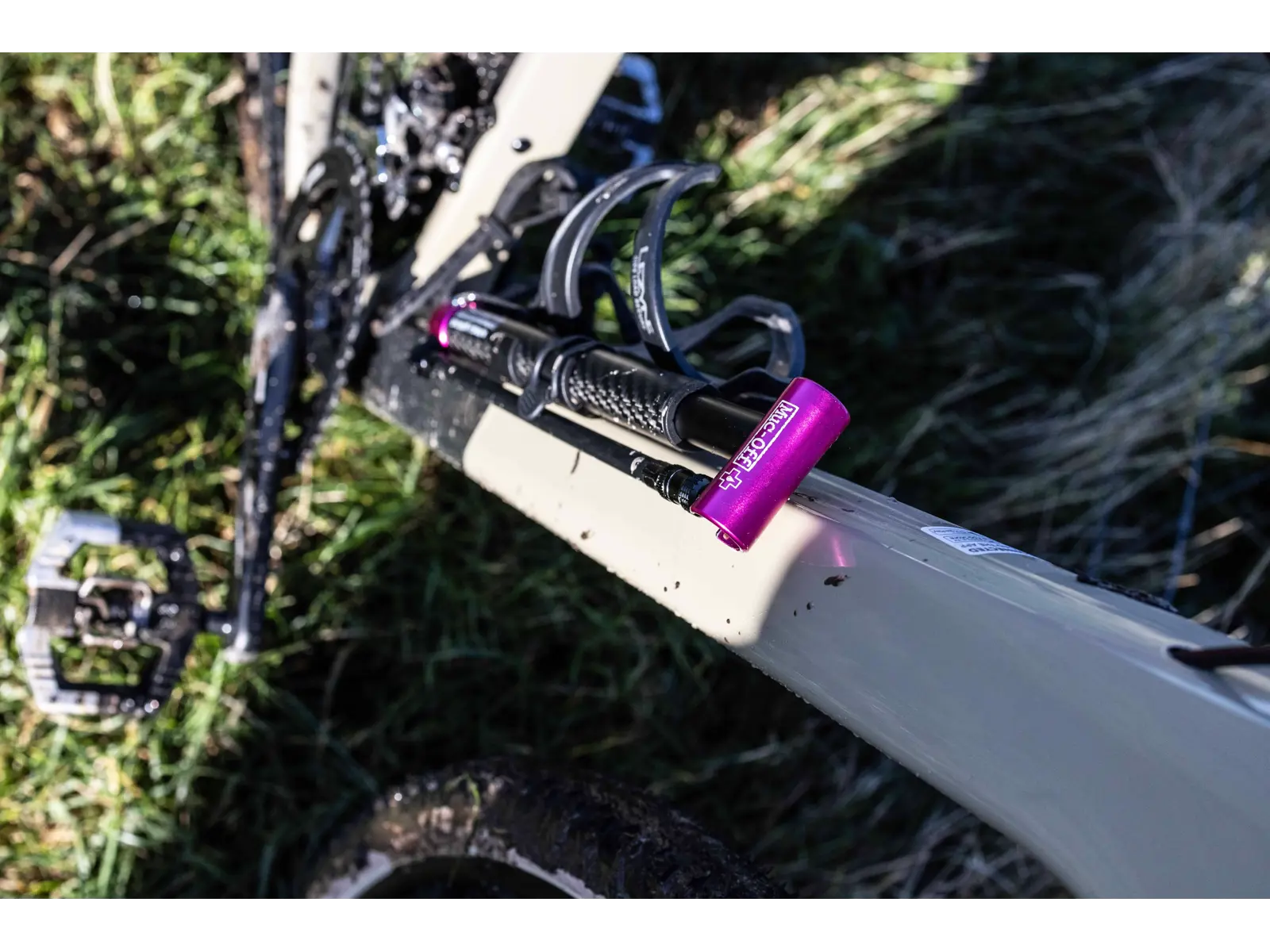 MUC-OFF Mini pump Airmach Carbon 130 psi - Image 3